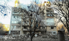 Cette photographie émanant du compte Telegram du président ukrainien Volodymyr Zelensky le 19 novembre 2025 montre des dégâts causés à un immeuble résidentiel de Ternopil par des frappes russes qui ont fait au moins dix morts dans cette ville de l'ouest de l'Ukraine ( Telegram / @Volodymyr Zelensky / Handout )