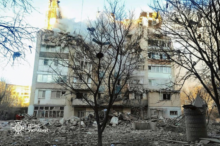 Cette photographie émanant du compte Telegram du président ukrainien Volodymyr Zelensky le 19 novembre 2025 montre des dégâts causés à un immeuble résidentiel de Ternopil par des frappes russes qui ont fait au moins 20 morts dans l'ouest de l'Ukraine ( Telegram / @Volodymyr Zelensky / Handout )