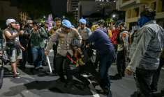 Des policiers arrêtent un manifestant lors d'un rassemblement contre la hausse du prix des carburants non subventionné et le programme phare de repas gratuits du président Prabowo, le 26 juin 2026 à Surabaya, en Indonésie ( AFP / Juni KRISWANTO )