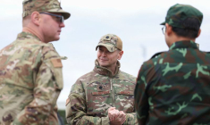 Bryan Shoupe, lieutenant-colonel de l'armée de l'air des États-Unis, observe les exercices militaires conjoints Russie-Biélorussie