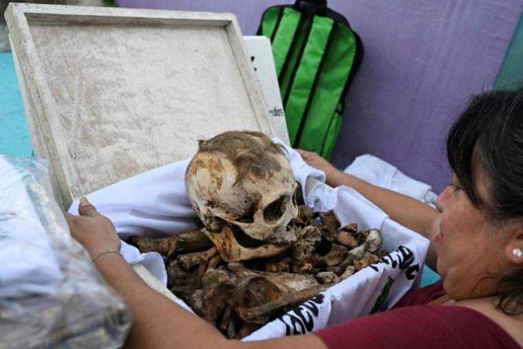 Une femme se prépare à nettoyer les restes d'un proche avant les célébrations du Jour des morts au cimetière de Pomuch, dans l'État de Campeche, au Mexique, le 18 octobre 2025 ( AFP / Yuri Cortez )