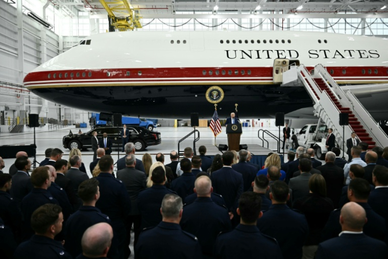 Le président américain Donald Trump s'exprime devant le nouvel avion présidentiel Air Force One offert par le Qatar dans un hangar de la base aérienne Andrews, le 169juin 2026 dans le Maryland ( AFP / Brendan SMIALOWSKI )
