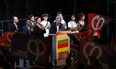 Jean-Luc Melenchon prononce un discours lors d'un rassemblement du Nouveau Front Populaire à la Place de la République