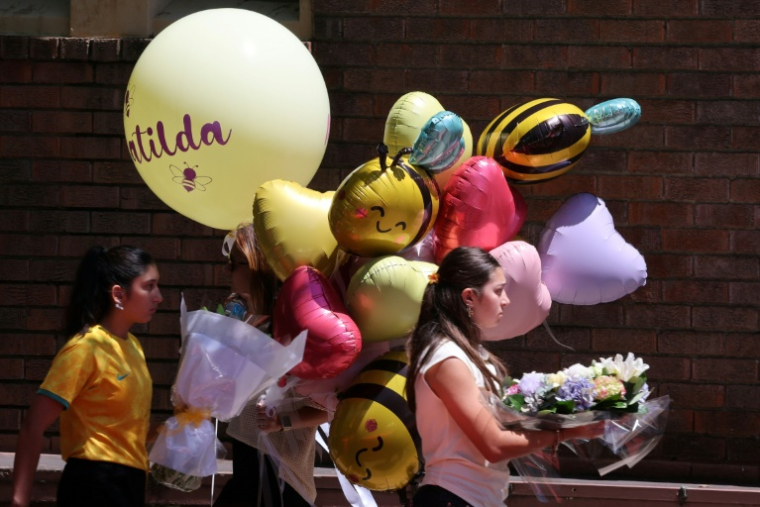 Des personnes apportent des ballons le 18 décembre 2025 aux obsèques de Matilda, 10 ans, tuée lors de l'attaque armée survenue sur la plage de Bondi à Sydney ( AFP / DAVID GRAY )