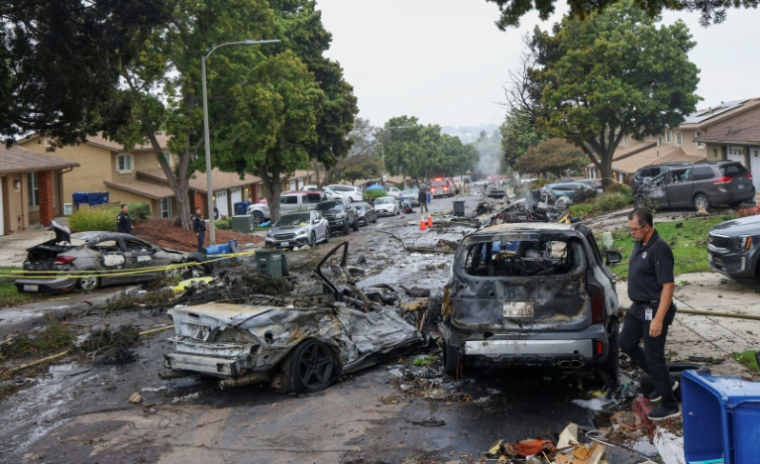Des carcasses de voitures carbonisées après le crash d'un petit avion à San Diego en Californie, le 22 mai 2025 ( AFP / Sandy Huffaker )