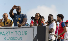 Le judoka français Teddy Riner à Pointe-à-Pitre pour célébrer ses deux médailles d'or olympiques, le 6 août 2024 en Guadeloupe ( AFP / Brian NOCANDY  )