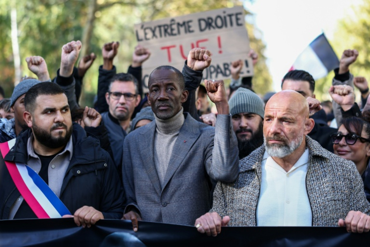 Le maire d'Aubervilliers Sofienne Karroumi et celui de Saint-Denis Bally Bagayoko, le 25 octobre 2026 à Aubervilliers, en Seine-Saint-Denis, lors de la marche blanche en hommage à Pengo Bossio Wangi, tué deux jours plus tôt à Trappes ( AFP / Sameer AL-DOUMY )