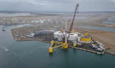 Vue aérienne d'une éolienne semi-achevée du parc pilote Eoliennes Flottantes du Golfe du Lion, en construction à Port-la-Nouvelle, près de Perpignan, le 2 juin 2025 dans l'Aude ( AFP / Ed JONES )