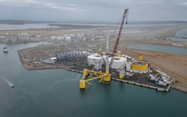 Vue aérienne d'une éolienne semi-achevée du parc pilote Eoliennes Flottantes du Golfe du Lion, en construction à Port-la-Nouvelle, près de Perpignan, le 2 juin 2025 dans l'Aude ( AFP / Ed JONES )