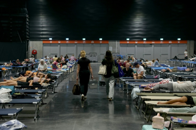 Dans un hall du parc des expositions de Bordeaux qui accueille des personnes évacuées en raison des incendies, le 25 juillet 2026 à Bordeaux ( AFP / ALAIN JOCARD )