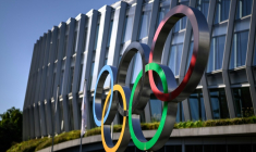Les cinq anneaux du drapeau olympique, devant la Maison olympique de Lausanne, le 22 juin 2026 ( AFP / Fabrice COFFRINI )