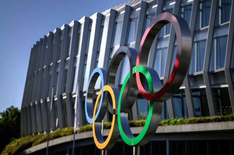 Les cinq anneaux du drapeau olympique, devant la Maison olympique de Lausanne, le 22 juin 2026 ( AFP / Fabrice COFFRINI )