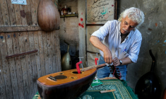 Le luthier palestinien Souhail Abou Chawich dans son atelier de réparation d'ouds, au camp de réfugiés de Nousseirat, dans le centre de la bande de Gaza, le 23 juin 2026 ( AFP / Eyad Baba )