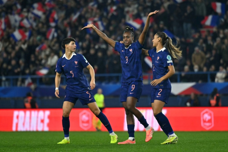 Melvine Malard (bras levés) a lancé les Bleues contre l'Allemagne mais un match nul les élimine en demi-finale de la Ligue des nations, le 28 octobre 2025 à Caen ( AFP / LOU BENOIST )