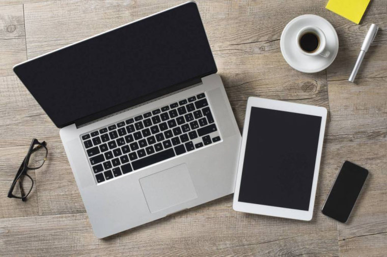 La tablette et l'ordinateur jouent des rôles complémentaires.