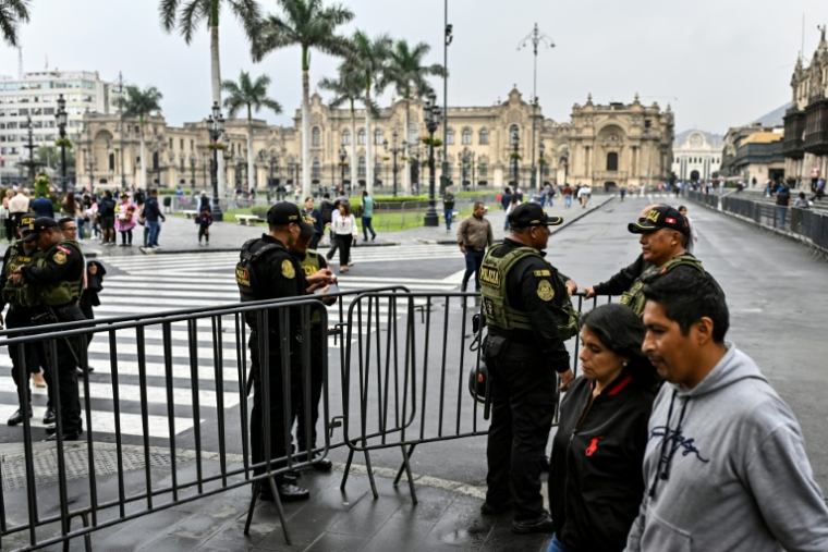 Des policiers péruviens montent la garde aux abords du Palais du gouvernement, à Lima, le 3 juin 2026 ( AFP / MARTIN BERNETTI )