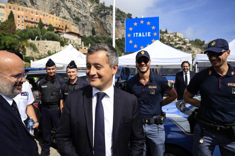 Le ministre de l'Intérieur Gérald Darmanin, avec des policiers français et italiens, à Menton, le 12 septembre. ( AFP / VALERY HACHE )