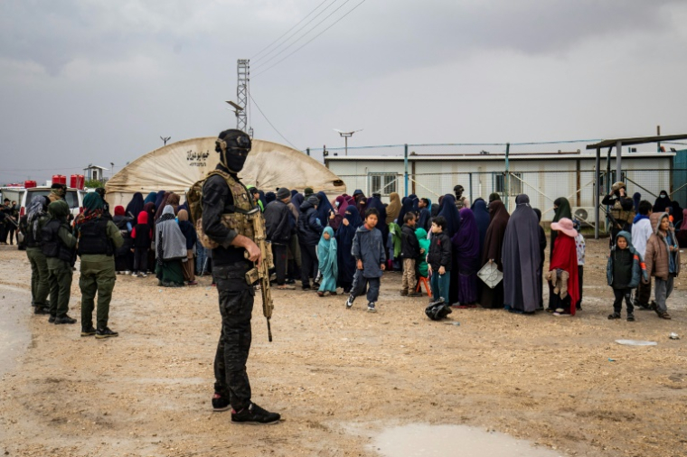 Des femmes et des enfants rassemblés lors d'une opération de sécurité conjointe menée par la Force de police de sécurité intérieure kurde de Syrie et les Forces démocratiques syriennes (FDS) au camp Roj où sont détenus des parents étrangers de personnes soupçonnées d'appartenir au groupe État islamique (EI), dans la province de Hassaké, au nord-est de la Syrie, le 5 avril 2025 ( AFP / Delil SOULEIMAN )
