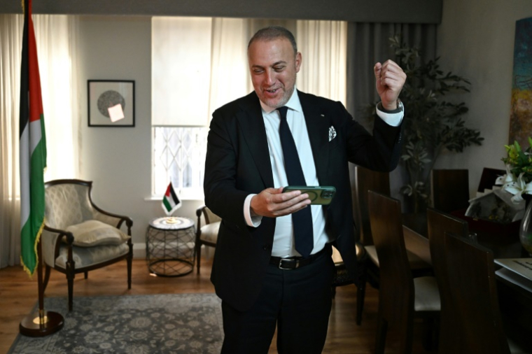 Le chef de la mission palestinienne au Royaume-Uni, Husam Zomlot, réagit à l'annonce du Premier ministre britannique Keir Starmer reconnaissant officiellement l'Etat de Palestine, le 21 septembre 2025 à Londres ( AFP / JUSTIN TALLIS )