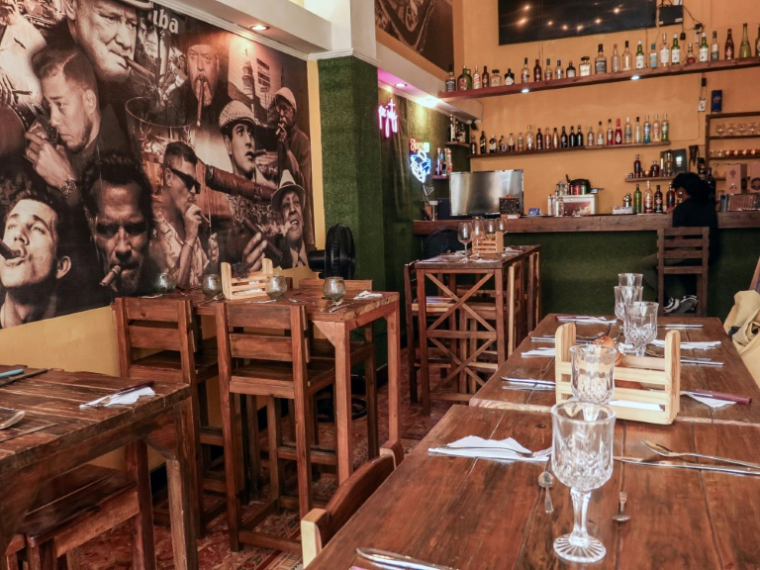 Tables vides au restaurant El Balcón de los Hermanos à La Havane le 22 août 2026 ( AFP / ADALBERTO ROQUE )