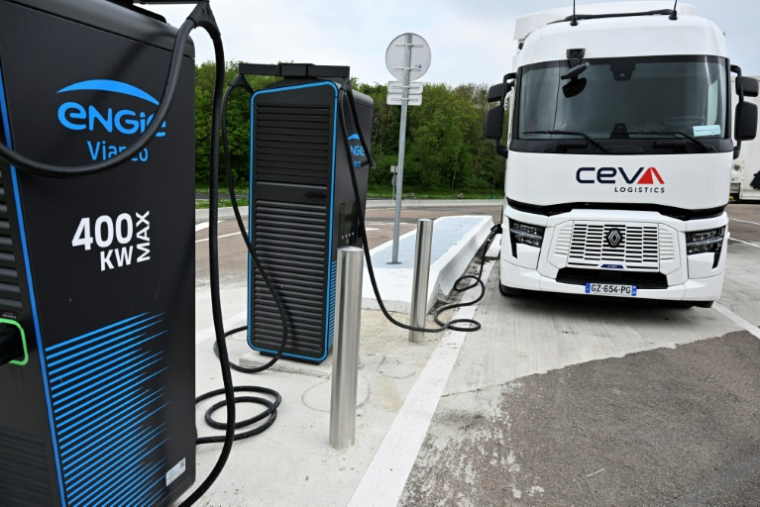 Un camion électrique en train de se charger à la station-relais de l'aire d'autoroute de Sommesous (Marne) le 25 avril 2025 ( AFP / FRANCOIS NASCIMBENI )