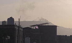 De la fumée au-dessus de la capitale yéménite tenue par les Houthis après une frappe