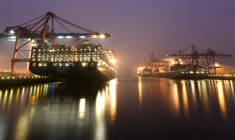 Des porte-conteneurs dans les terminaux de chargement du port de Hambourg