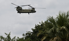 Un hélicoptère survole Kerrville, au Texas, Etat ravagé par les inondations ayant causé la mort de plus de 100 personnes, le 7 juillet 2025 ( AFP / RONALDO SCHEMIDT )