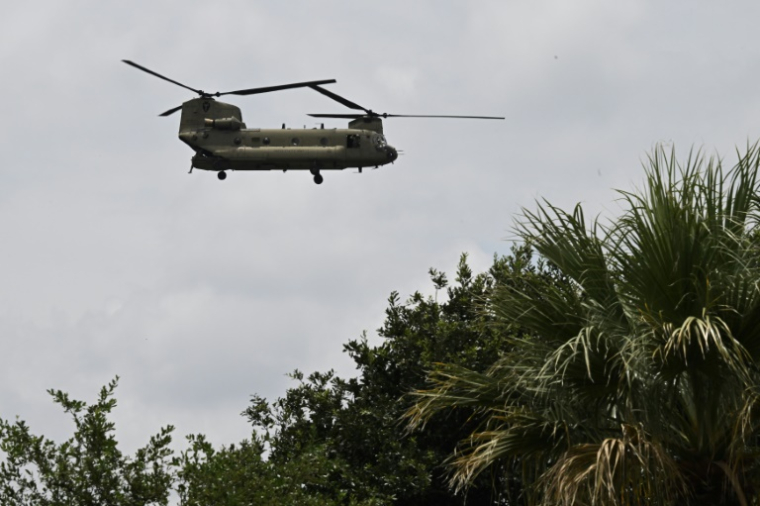 Un hélicoptère survole Kerrville, au Texas, le 7 juillet 2025 ( AFP / RONALDO SCHEMIDT )