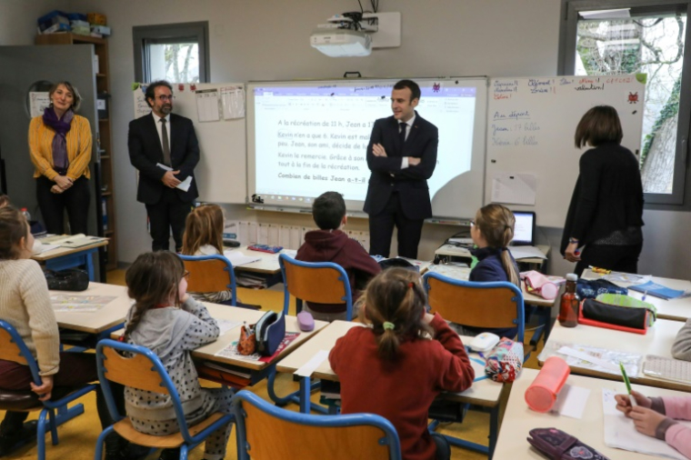 Le président Emmanuel Macron visite l'école de Saint-Sozy, dans le Lot, le 18 janvier 2019 ( POOL / LUDOVIC MARIN )