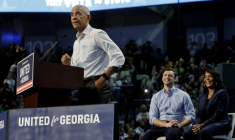 L'ancien président américain Barack Obama lors d'un meeting aux côtés de Jon Ossoff, candidat au siège de sénateur en Géorgie, et Keisha Lance Bottoms, candidate au poste de gouverneure, le 28 octobre 2026 à Atlanta, en Géorgie ( AFP / ERIK S. LESSER )
