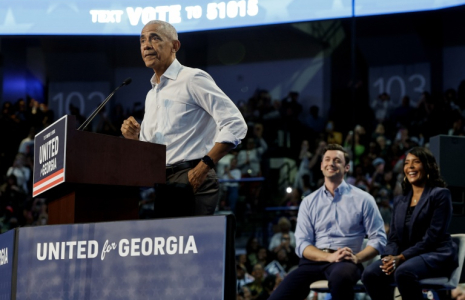 L'ancien président américain Barack Obama lors d'un meeting aux côtés de Jon Ossoff, candidat au siège de sénateur en Géorgie, et Keisha Lance Bottoms, candidate au poste de gouverneure, le 28 octobre 2026 à Atlanta, en Géorgie ( AFP / ERIK S. LESSER )