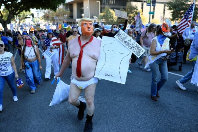 Un manifestant vêtu d'un costume se moquant du président américain Donald Trump participe à la journée nationale de manifestations "No Kings" à Los Angeles, Californie, le 18 octobre 2025 ( AFP / David Swanson )