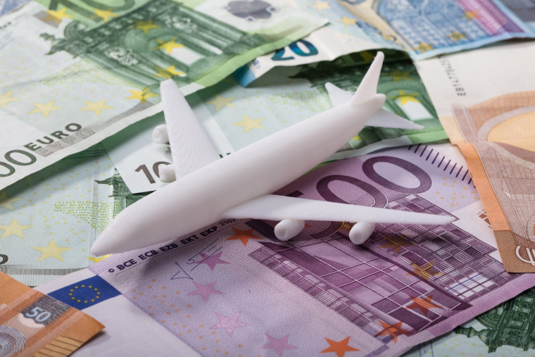 (Crédits photo : Adobe Stock - Tarifs des billets d'avion qui s'envolent du fait de la tarification dynamique)