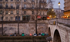 Des tentes de migrants installées sur les bords de Seine à Paris, le 28 mars 2025 ( AFP / STEPHANE DE SAKUTIN )