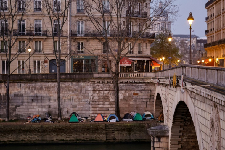 Des tentes de migrants installées sur les bords de Seine à Paris, le 28 mars 2025 ( AFP / STEPHANE DE SAKUTIN )