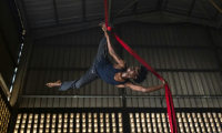 Le voltigeur Ibrahima Oulare s'entraîne au centre d'art acrobatique Fodéba Keïta à Conakry, le 6 septembre 2025 en Guinée ( AFP / PATRICK MEINHARDT )
