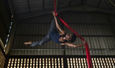 Le voltigeur Ibrahima Oulare s'entraîne au centre d'art acrobatique Fodéba Keïta à Conakry, le 6 septembre 2025 en Guinée ( AFP / PATRICK MEINHARDT )