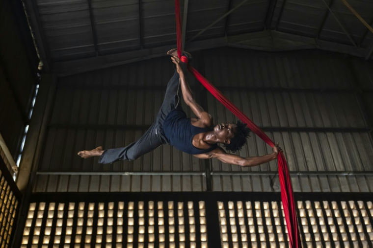 Le voltigeur Ibrahima Oulare s'entraîne au centre d'art acrobatique Fodéba Keïta à Conakry, le 6 septembre 2025 en Guinée ( AFP / PATRICK MEINHARDT )