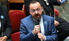 Le ministre de la Santé Yannick Neuder, lors d'une séance de questions au gouvernement à l'Assemblée nationale, Paris, le 6 mai 2025 ( AFP / Bertrand GUAY )