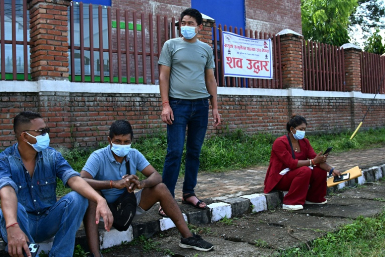 Des habitants attendent des nouvelles de proches portés disparus après la crue destructrice dans l'Himalaya, le 30 août 2026 Bharatpur, à l'ouest de Katmandou  ( AFP / Prakash MATHEMA )