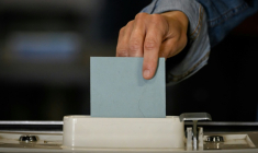 Les électeurs de la première circonscription du Tarn-et-Garonne votent dimanche lors d'une législative partielle pour départager Pierre-Henri Carbonnel, candidat UDR soutenu par le RN, et Cathie Bourdoncle, candidate socialiste ( AFP / Ed JONES )