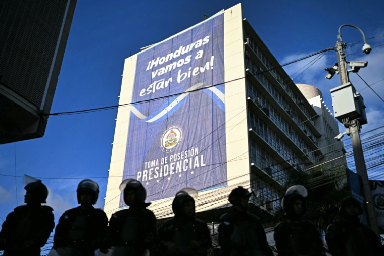 Des membres de la police militaire  montent la garde devant le Congrès national avant le début de la cérémonie d'investiture du président élu Nasry Asfura, le 27 janvier 2026 à Tegucigalpa, au Honduras ( AFP / JOHAN ORDONEZ )