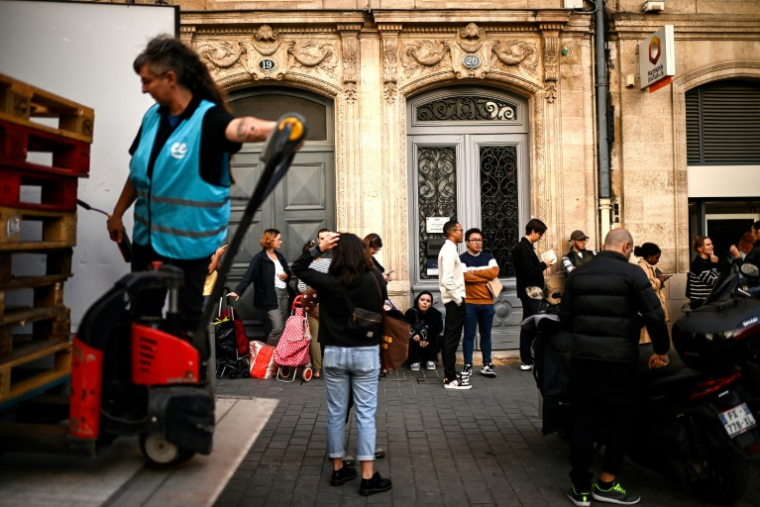 Des étudiants font la queue lors d'une distribution de nourriture organisée par l'association Linkee dans le centre de Bordeaux, le 24 septembre 2024 ( AFP / Christophe ARCHAMBAULT )