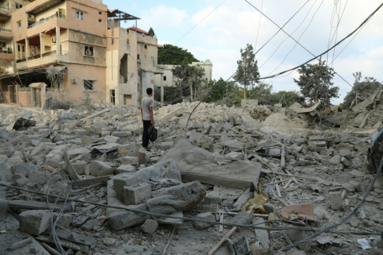 Des ouvriers déblaient des décombres au lendemain de frappes aériennes israéliennes à Tyr, dans le sud du Liban, le 8 juin 2026 ( AFP / KAWNAT HAJU )