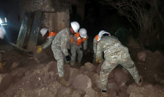 Les premiers intervenants cherchant dans des maisons effondrées  à la périphérie de Huancayo, à environ 300 km à l'est de Lima dans le département de Junin, le 19 juillet 2026 ( Peruvian Ministry of Defense / Handout )