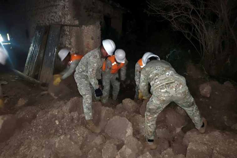 Les premiers intervenants fouillent des maisons effondrées  à la périphérie de Huancayo, à environ 300 km à l'est de Lima dans le département de Junin, au Pérou, le 19 juillet 2026 ( Peruvian Ministry of Defense / Handout )