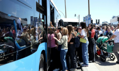 Des passagers montent à bord de bus de banlieue devant la gare d'Atocha à Madrid après sa fermeture suite à une panne de courant massive qui a frappé l'Espagne le 28 avril 2025 ( AFP / Thomas COEX )