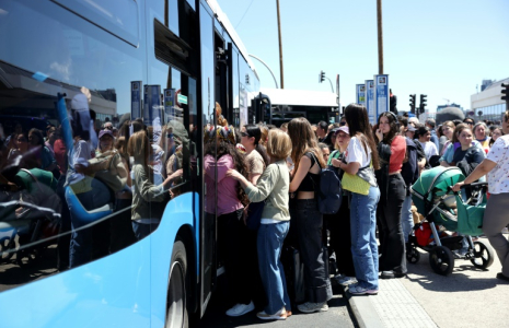 Des passagers montent à bord de bus de banlieue devant la gare d'Atocha à Madrid après sa fermeture suite à une panne de courant massive qui a frappé l'Espagne le 28 avril 2025 ( AFP / Thomas COEX )