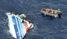 Photo de la marine brésilienne publiée le 8 juin 2009 montrant des plongeurs en train de récupérer une dérive de l'avion A330 d'Air France qui s'est écrasé dans l'Atlantique le 1er juin 2009 ( BRAZILIAN NAVY / - )
